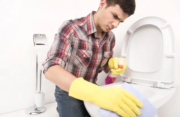 5 astuces faciles pour nettoyer vos toilettes